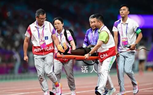 被鏈球砸骨折的裁判生命體征平穩(wěn) 經(jīng)檢查為右側(cè)下肢脛腓骨開(kāi)放性骨折