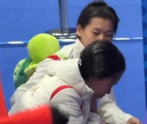 全紅嬋背烏龜玩偶 蹲在旁邊安慰陳芋汐