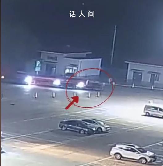 小車卡進貨車尾部被拖至服務區(qū) 工作人員及時發(fā)現(xiàn)救出被困3人