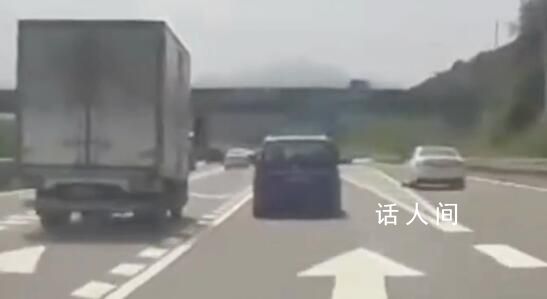 小車高速出口突然變道致多車相撞 場面十分驚險