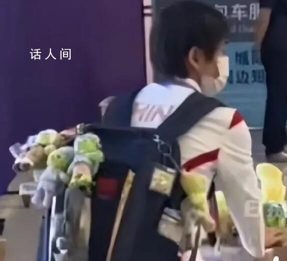 全紅嬋背了一包玩偶離開杭州 一背包娃娃想認錯都難