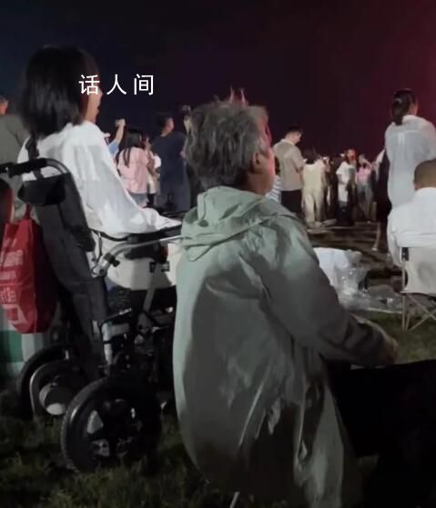 白發媽媽陪輪椅女孩參加音樂節 媽媽是養母