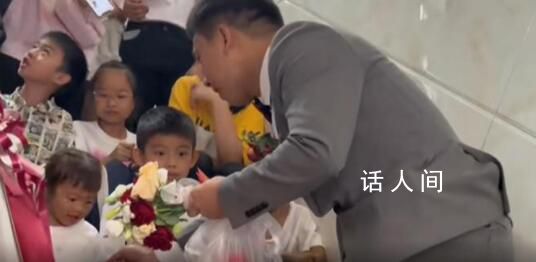 新郎接親發(fā)現(xiàn)堵門的全是小朋友 迎親這么輕松新郎要樂瘋了