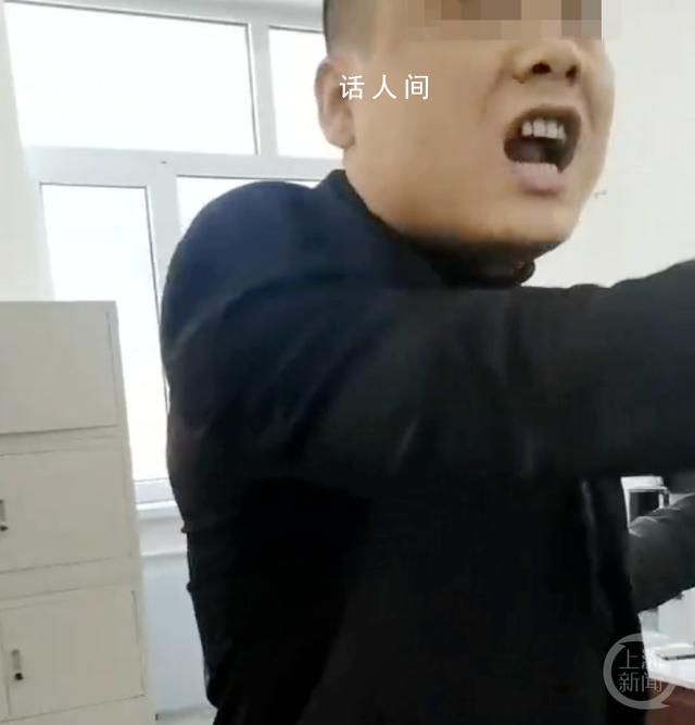 人社局人員拍桌子怒斥群眾被清退 接待的過程中一邊嚼口香糖一邊做解釋