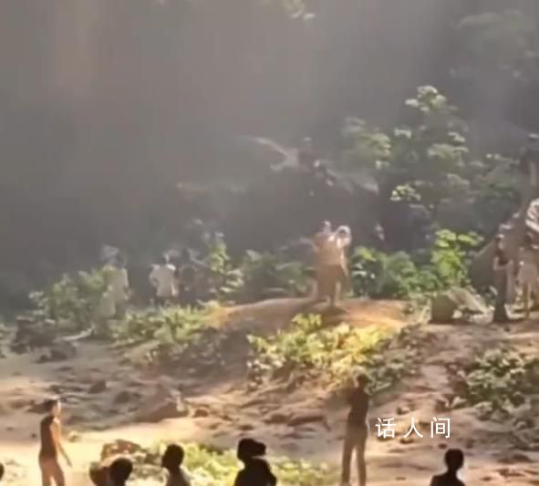 游客天坑內打球仿佛置身世外桃源 仿佛置身于另一個世界