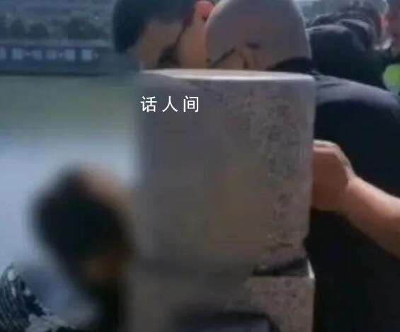 少年欲跳橋輕生被無數雙手緊抓救回 已平復心態和家人一起離開