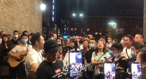 西安年輕人凌晨3點(diǎn)在城墻下跳舞 手搭肩開火車唱歌跳舞