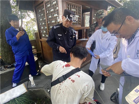 小伙爬山暈倒堅持先拜財神再就醫 此話一出讓在場的人都忍俊不禁