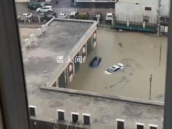 廣東湛江暴雨致部分路段車泡水 城區多處出現漬水