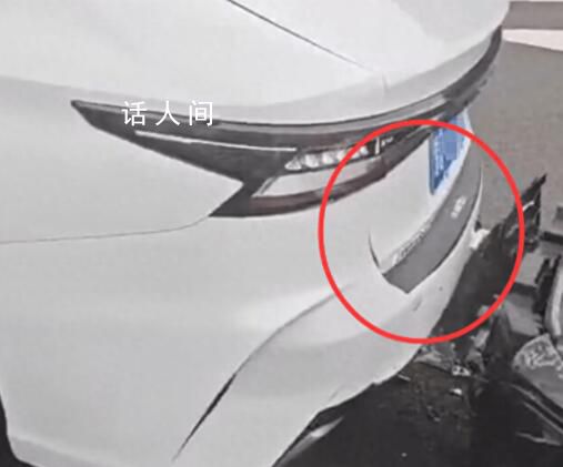 女司機不卸車衣盲開幾米后追尾 網(wǎng)友直呼離譜