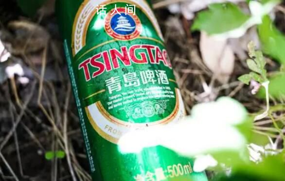 青島啤酒涉事工廠曾被稱為智慧工廠 有工人在原料倉小便