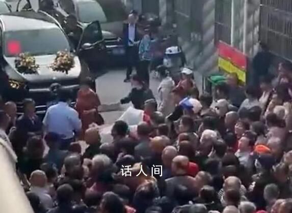 男子接親被上百名鄉(xiāng)親攔婚車 稱這是當(dāng)?shù)氐娘L(fēng)俗