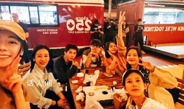 迪麗熱巴曬花少團合照 各個顏值高快樂愜意十足