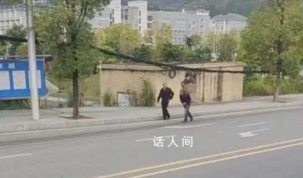 兩兒子用背簍背暈車母親去醫院 令人動容