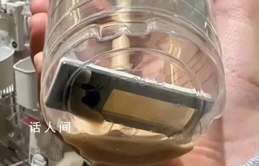 瑞幸咖啡喝出員工工牌 牌子上的名字已經被自己喝掉了