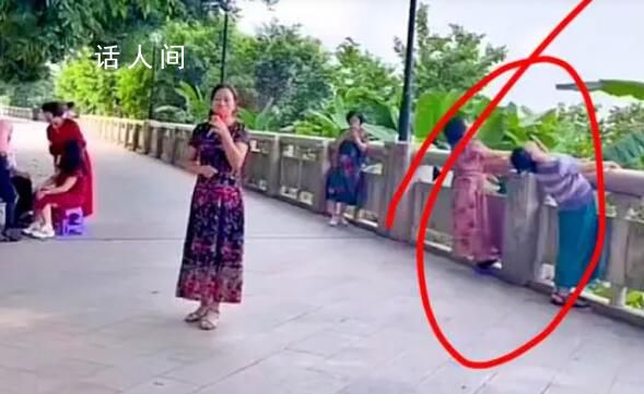 大媽健身時拉斷石欄桿 健身也要注意安全