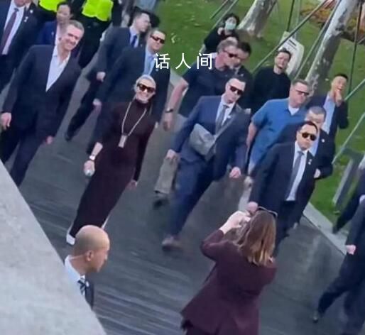 網友外灘偶遇美國加州州長夫婦 州長夫人珍妮弗·西貝爾·紐森因為強大的氣場而出圈