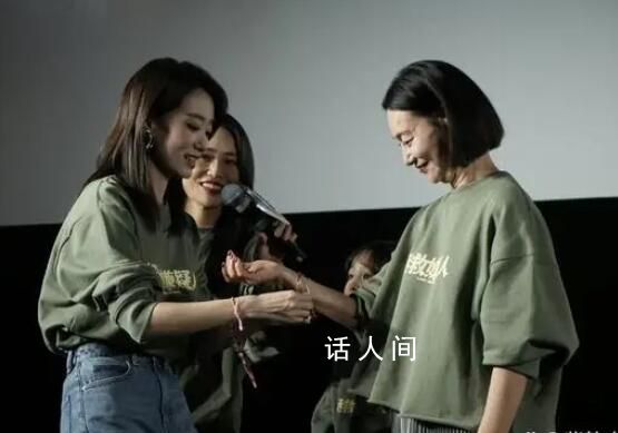 惠英紅張小斐互系紅繩送祝福 這一幕讓在場的觀眾紛紛為之動容