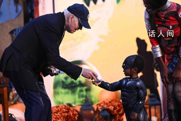 拜登過萬圣節被發現手抖掉落糖果 拜登在白宮歡迎不給糖的孩子