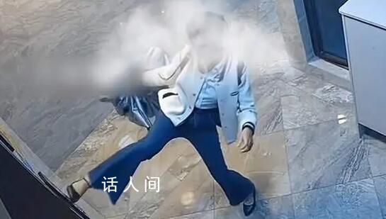 女子坐電梯用腳“按”鍵 引發(fā)了網(wǎng)友的熱烈討論