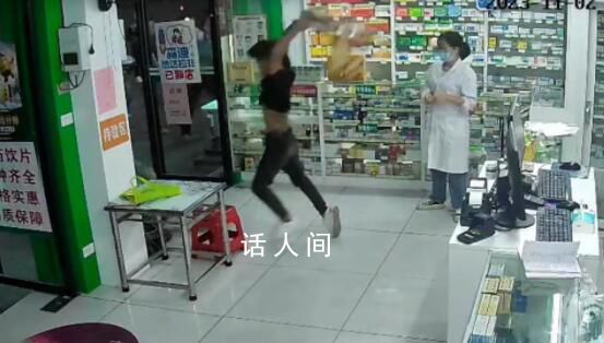 男子在藥店和街頭暴打女子 二人是情侶關(guān)系