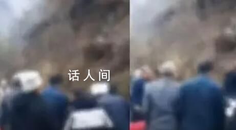 陜西村民抬棺上山不慎滑倒被壓棺底 這一幕引發(fā)了人們的共鳴和思考