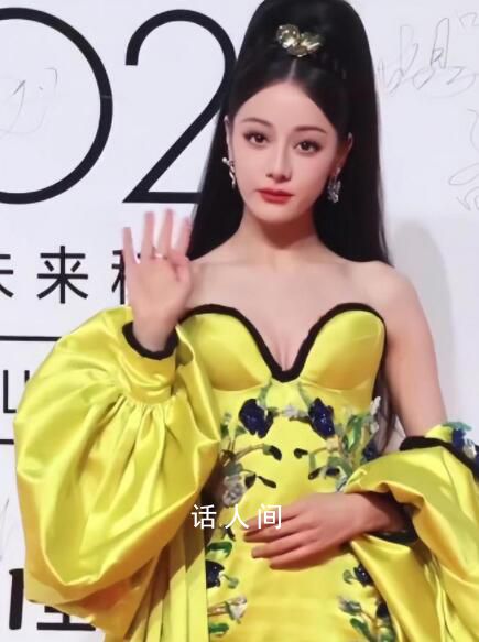 迪麗熱巴ELLE盛典造型引爭議 網友對她的著裝和妝容提出了批評