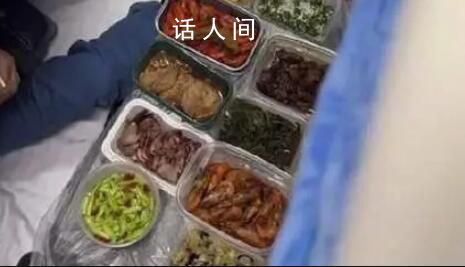 乘客自帶一桌飯菜在火車硬臥聚餐 感覺這一幕很溫馨