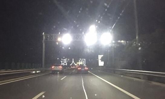 建議取消龍門架上面的射燈 閃光燈每閃一次都可能對司機造成一兩秒致盲效果