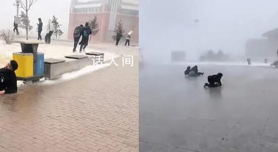 東北風雪天有多猛?市民手牽手被吹翻