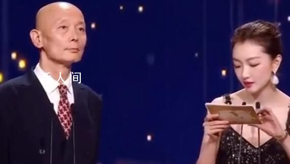 周冬雨金雞獎?wù)漳钍指逡隣幾h 網(wǎng)友忍不住吐槽