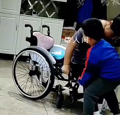 小男孩拼盡全力扶癱瘓媽媽上輪椅 當時既無奈又無助更多的是心疼