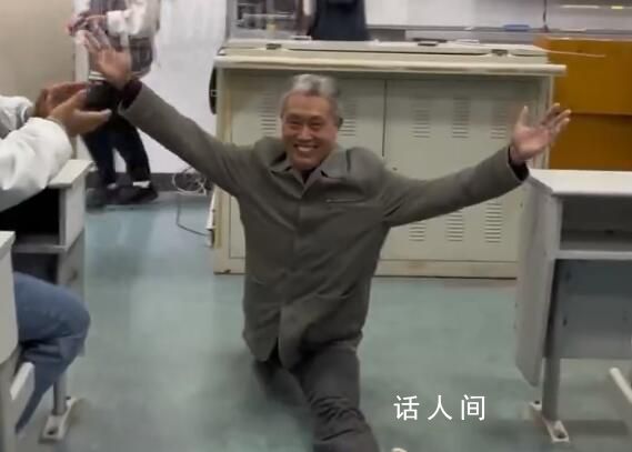 6旬教授教室表演手指俯臥撐 引得學生陣陣驚呼