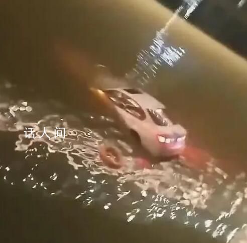 珠海一輛轎車不慎墜河快速沉沒 有人帶救生圈下水救人
