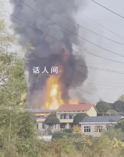 湖南長(zhǎng)沙一酒精廠倉(cāng)庫(kù)起火 現(xiàn)場(chǎng)濃煙滾滾