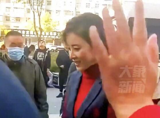 李思思離職央視40天主持3場(chǎng)商演 引起群眾圍觀和熱議