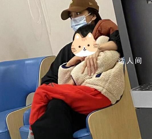 Angelababy深夜帶兒子看急診 被禁言后的首次現身