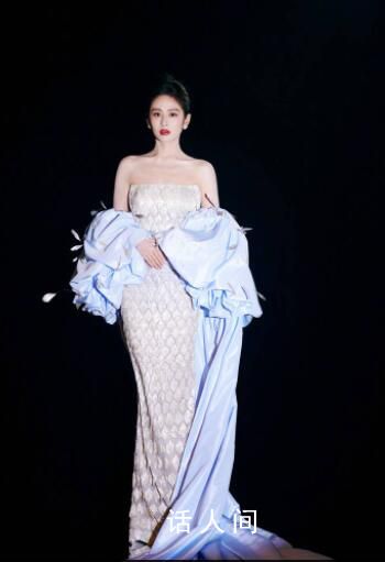 穎兒禮服20斤重 美人魚禮裙時尚感拉滿