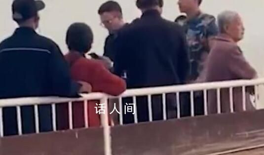 老太往兵馬俑坑內吐痰扔煙頭 工作人員:正在調查以官方通報為準