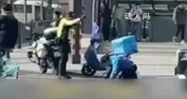 外賣員闖紅燈被攔后下跪求情 引發了路人的圍觀和熱議