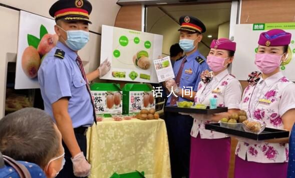 列車員為帶貨在車廂里緊張練習 緊張社恐又被迫營業的樣子走紅網絡