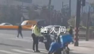 外賣員當街下跪向交警求情 平臺回應