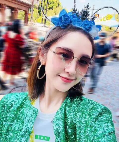 張若昀拍的唐藝昕 一顰一笑都那么甜美