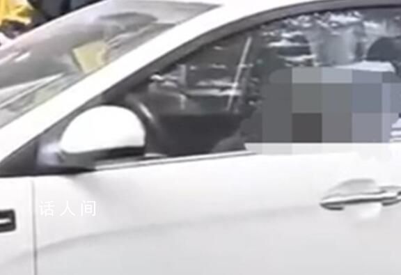 車窗貼兩張繳費單 車內司機已去世