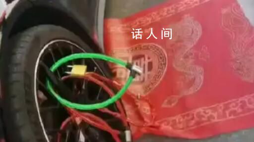 保時捷婚車被上40把鎖 開1把要1條煙 這些鎖是由新郎新娘的親朋好友所為