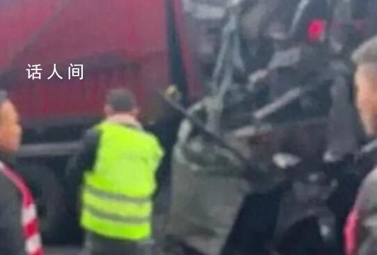 貴州一中巴被兩貨車夾擊面目全非 官方通報