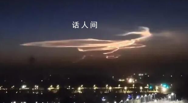 新疆哈密上空現(xiàn)神秘光束 這道光束絢麗而明亮顯得格外美麗