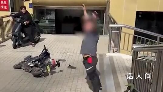 官方辟謠深圳一快遞小哥突然瘋了 只是倉管員推車崴了一下腿有點不適跳了跳