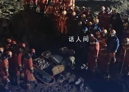 消防員扒開泥漿找到遇難一家五口 其中姑姑有身孕在身