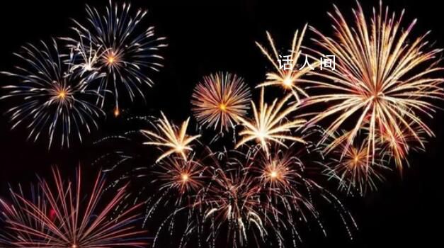 除夕三件套 看春晚團圓飯放煙花